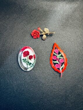 Brooches Women’s Jewelry Vintage Floral Designs Three Brooch Lot. Pre-Loved. MCM